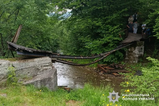 На Буковині обвалився підвісний міст, на якому були діти (відео)