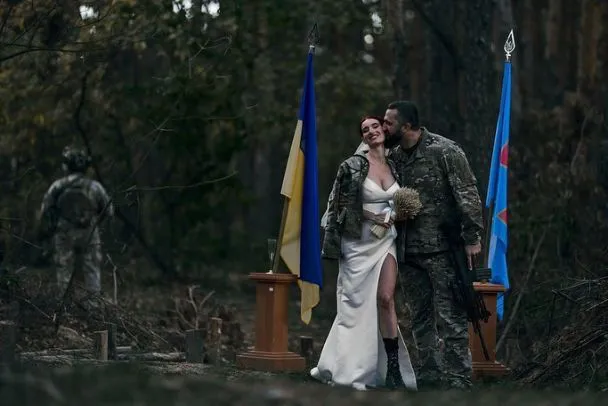 Снайперка Євгенія Емеральд вийшла заміж на передовій і показала зворушливі фото з весілля