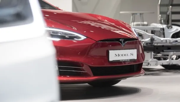 Tesla представила дві нові дешевші версії Model S і X
