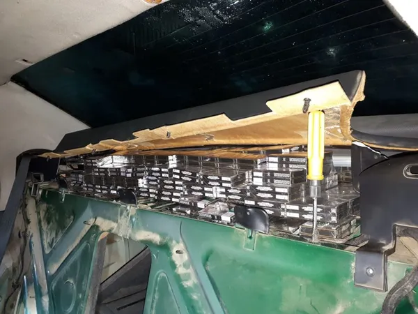 У «Домановому» у білоруса конфіскували цигарки і автомобіль (фото)
