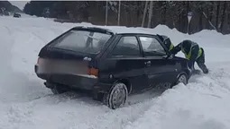На Волині патрульні виштовхали зі снігової пастки «Таврію» (відео)