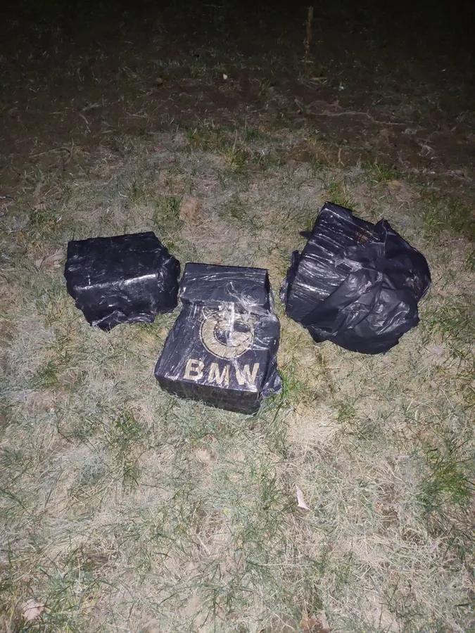 Нова схема контрабанди: на Волині пакунки цигарок викидають з потягу (фото)