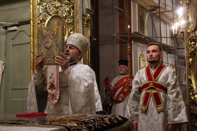 Служба та освячення кошиків: у луцькому соборі відзначили Великдень (фото)