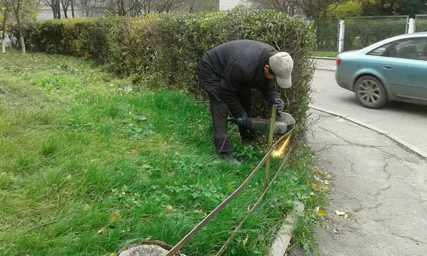 Муніципали борються з городами і парканами біля луцьких багатоповерхівок (фото)