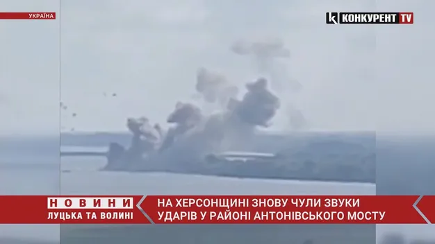 Вибухи та великий стовп диму: біля Антонівського мосту знову неспокійно (відео)