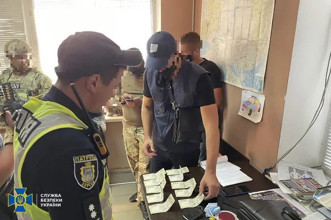 СБУ викрила патрульних , які заробляли по 25 тисяч на день на «перегрузі» (фото)