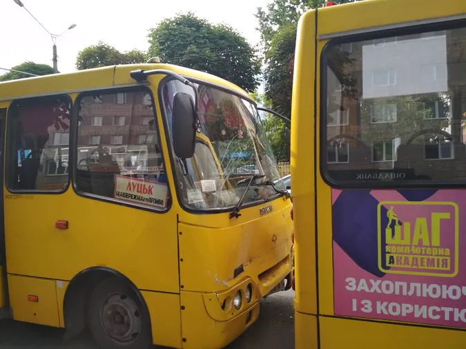 У Луцьку через аварію на Перемоги утворився затор (фото)