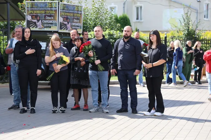 Луцьк навколішки попрощався з воїном Анатолієм Гончаревичем