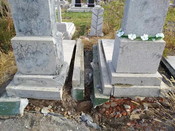 На Волині вандали пошкодили надгробки на кладовищі (фото)