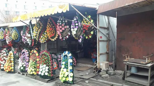У Луцьку зникла точка продажу штучних квітів і вінків (фото)