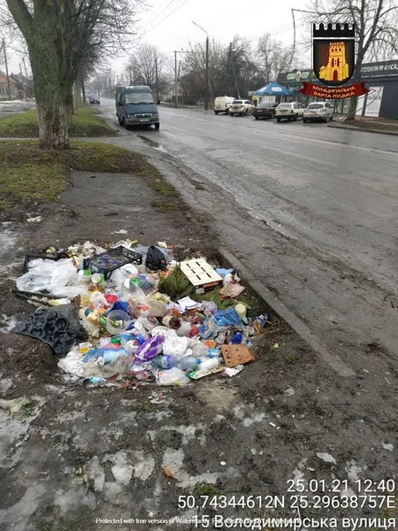 У Луцьку продавці магазину викидають відходи на узбіччя (фото)