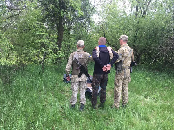 Втікали, викидаючи на ходу цигарки у кущі: луцькі прикордонники перехопили контрабанду