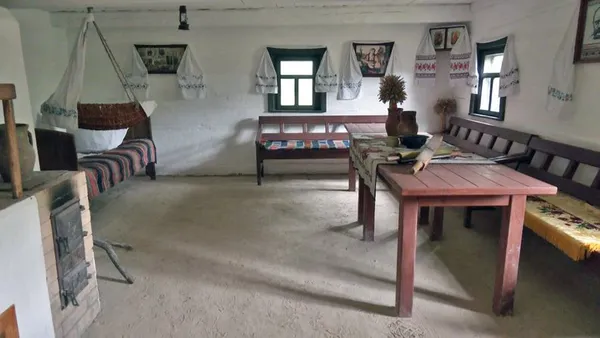 Що роблять з автентичними хатами у музеї-скансені на Волині (фото, відео)