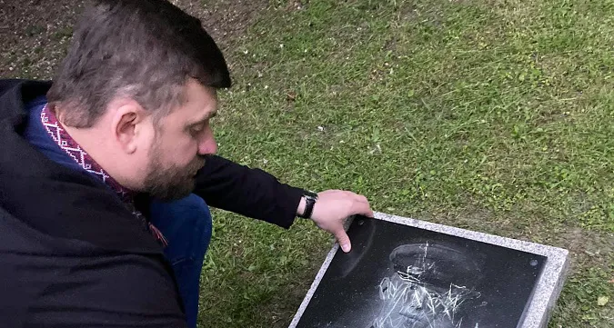 У Луцьку дитина розмалювала плити на меморіалі. А священник їх відмив (фото)
