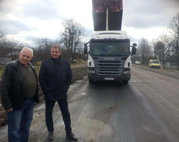На Волині почали класти асфальт на автодорозі в напрямку Ковеля (фото)