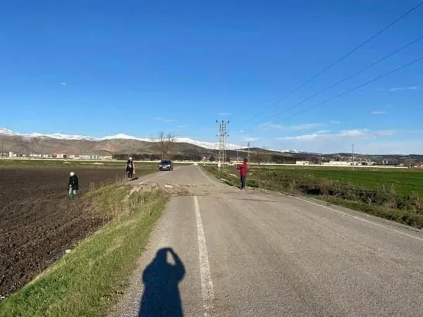 До 30 метрів глибини: у Туреччині після землетрусу утворився розлом (фото, відео)