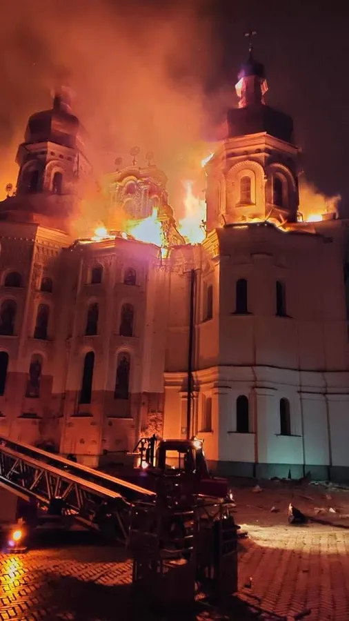 Росіяни атакували Києво-Печерську лавру – палає Успенський собор (фото, відео)
