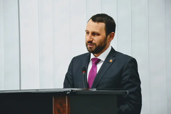 Сергій Григоренко одягнув цього дня яскраву краватку