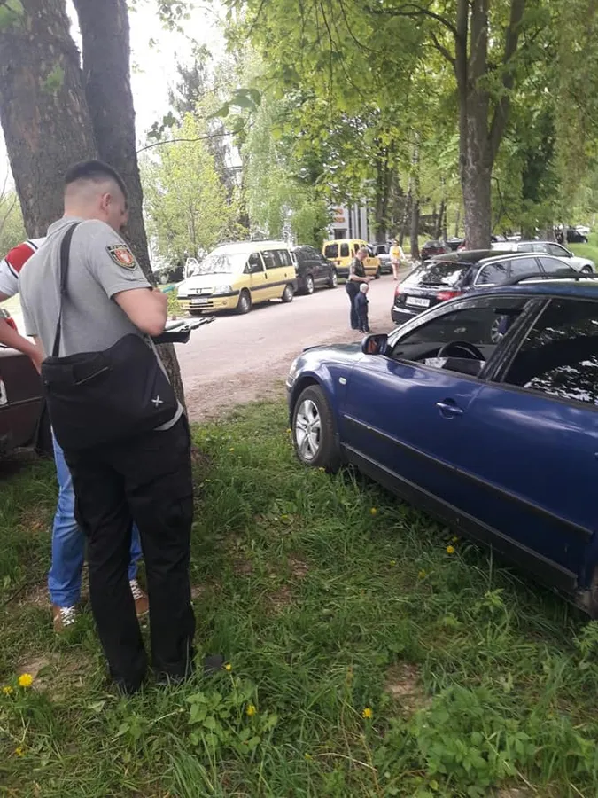 Луцькі муніципали присоромили водіїв, які паркуються на газонах (Фото)