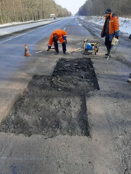 На Волині почали латати розбиті за зиму дороги (фото)