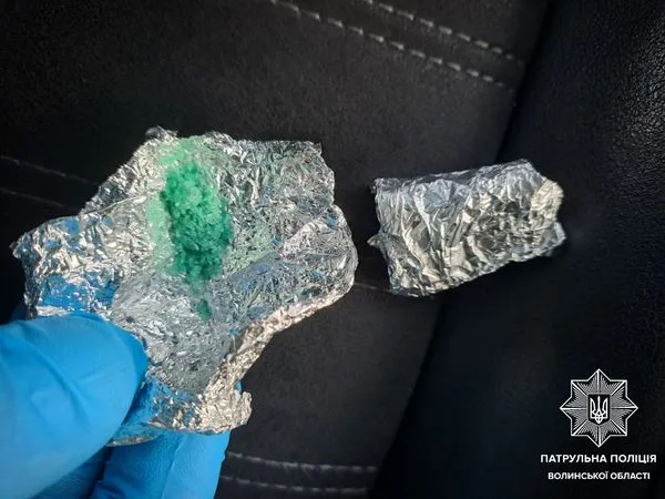 Поводився підозріло: у Луцьку в чоловіка знайшли наркотики і «прокурені» лампочки (фото)