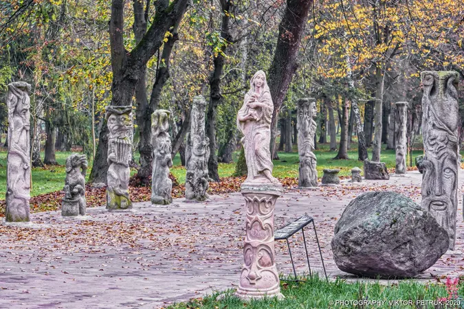 Жовтогаряча осінь у луцькому парку (фото)