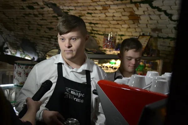 У Луцьку запрацювала кав'ярня «Старе місто» з «сонячними» офіціантами (фото)