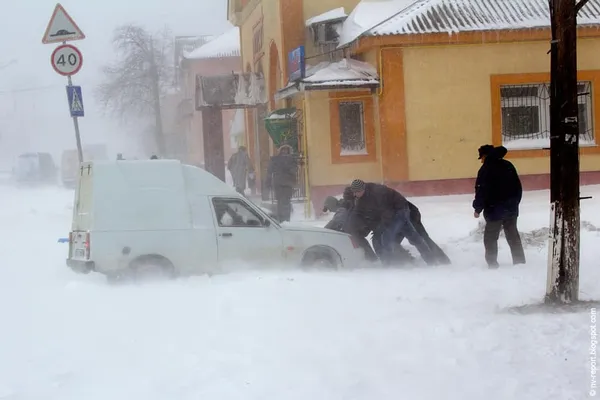 Як замело Нововолинськ: снігові замети в людський ріст (фото)