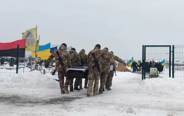 Переїхав з родиною з Криму: на Волині попрощалися з воїном Андрієм Саєнком (фото)