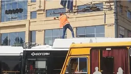 У Луцьку водій тролейбуса ладив контактну мережу шваброю (відео)