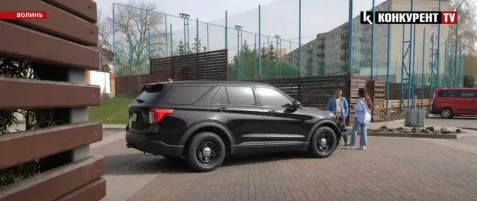 Джип за 100 гривень: волинський волонтер віддає Ford Explorer за донат на ЗСУ (відео)