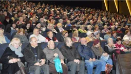 Луцькі пенсіонери безкоштовно дивилися у "Промені" виставу студії-театру "ГаРмИдЕр"