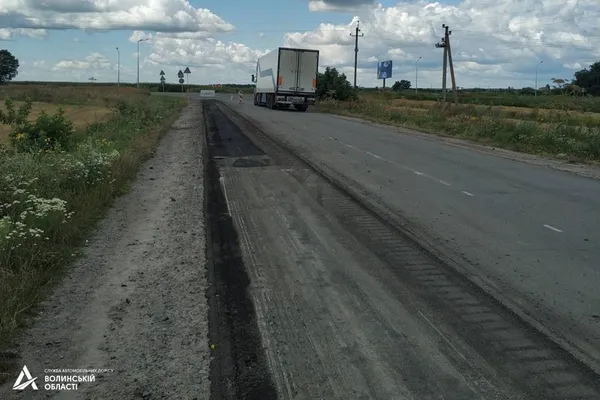 На об’їзді Володимира ремонтують дорогу: рух обмежений (фото)