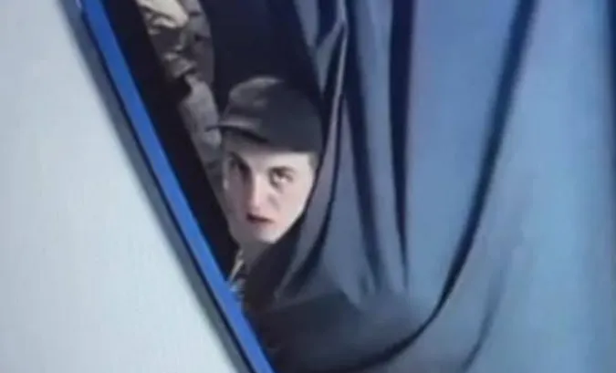 Свою ношену повісив на вішак: у Луцьку юнак вкрав футболку у магазині Staff (відео)