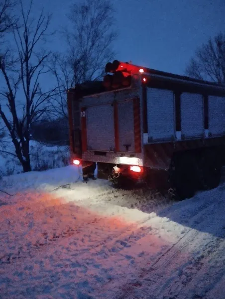 На Ковельщині автомобіль злетів у кювет: на місці працювали рятувальники (фото)