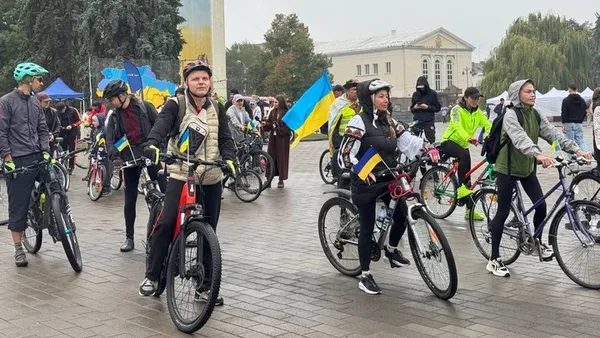 День міста у Луцьку: пів сотні велосипедистів проїхалися центром у вишиванках (фото)