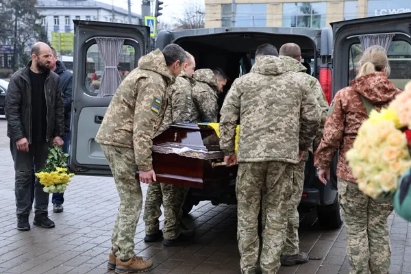 Луцька громада попрощалася із загиблим Героєм Олександром Повхом (фото)