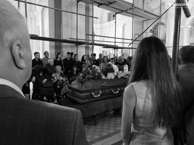 Сльози і квіти: у Луцьку прощаються з загиблим на війні екснардепом Сергієм Слабенком (фото)