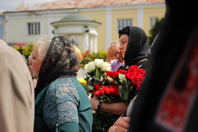 Стільки людей на похоронах давно не було: Луцьк прощався з трьома воїнами (фото, відео)