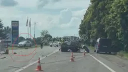Водія з травмою голови ушпиталили: у Торчині кросовер врізався у трактор (відео)