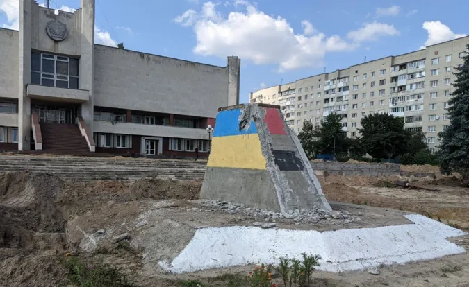 Перед РАЦСом розпочали демонтаж постаменту пам'ятника Степану Бандері (фото, відео)