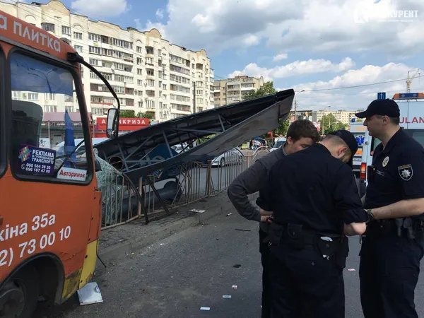 У Луцьку біля Там Таму маршрутка в'їхала в білборд (фото, відео)