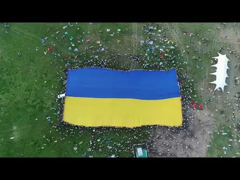 На Бандерштаті у Луцьку розгорнули найбільший прапор України (фото, відео)