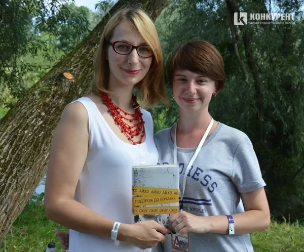 Ельвіра Яцута (праворуч) з авторкою Орестою Осійчук