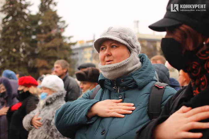 Квіти та сотні людей: у Луцьку вшанували пам'ять героїв Небесної Сотні (фото, відео)
