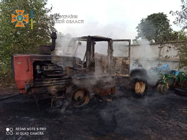На Волині згоріли трактор, причіп і 4 тонни соломи (фото)