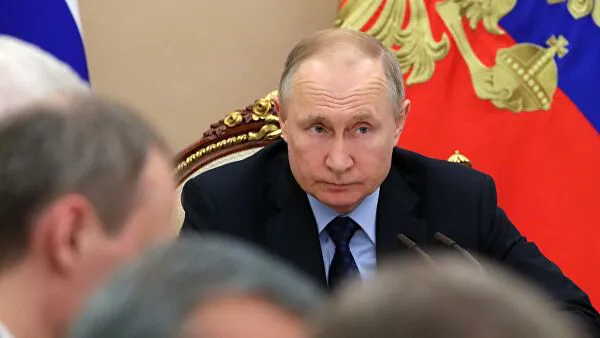 Коронавірусом заразився лікар, який показував Путіну спецлікарню