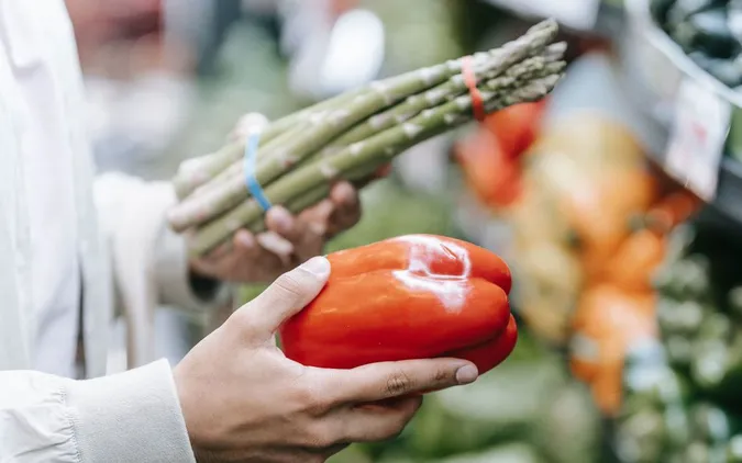 Українцям розповіли, які продукти незабаром здешевшають