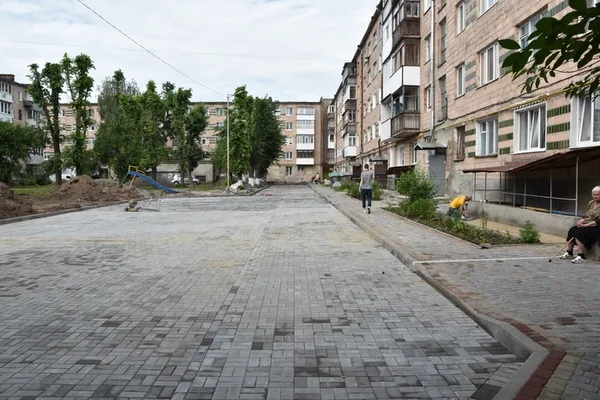У Луцьку облаштовують нові пішохідні доріжки (фото)