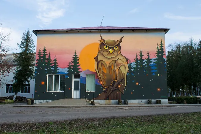 Луцький художник розмалював стіни школи в селі (фото) 